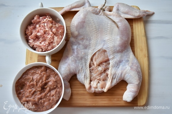 В мясной фарш добавить соль, перец, молотый чеснок, немного мускатного ореха. Изнутри курицу посолить и поперчить.