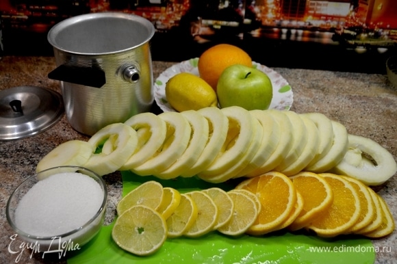 Подготовим основные ингредиенты. Кабачки нарезать кольцами и полукольцами, освободить от семечек, апельсин и лимон нарезаем кольцами. Подготовить пароварку. Налить в отверстие воды, по мере выкипания добавлять.