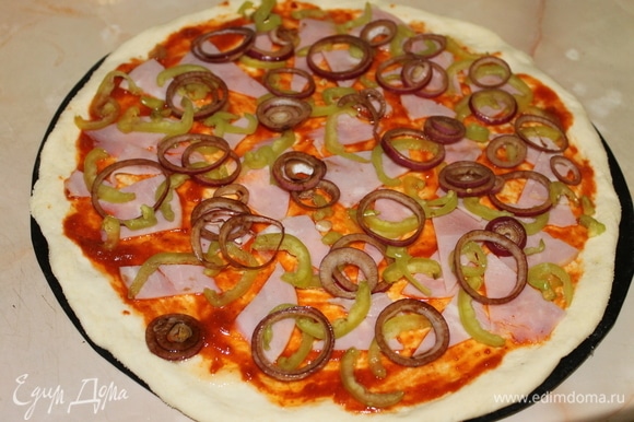 Лук добавит пицце вкуса, если предварительно его замариновать. Я использовала бальзамический уксус. Разложите на пиццу тонко нарезанную ветчину, перец и маринованный лук.