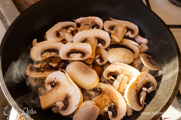 Добавить грибы к курице. Жарить 5–7 минут до уменьшения в размере грибов в 2 раза и выпаривании основного количества влаги из грибов.