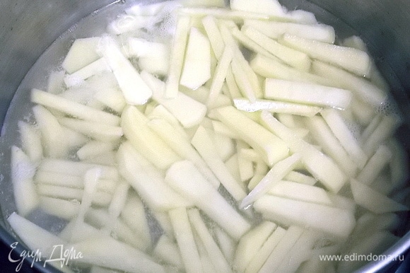 Вскипятить бульон, посолить и положить нарезанный соломкой картофель, варить в течение 5 минут.