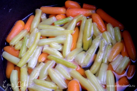 Залить овощи кипятком и отварить до готовности.
