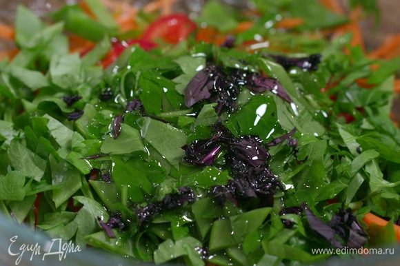 Приготовить салат: выложить нарезанные овощи и зелень в глубокую миску, полить все соком лайма, 1‒2 ст. ложками оливкового масла и соевым уксусом и дать постоять.