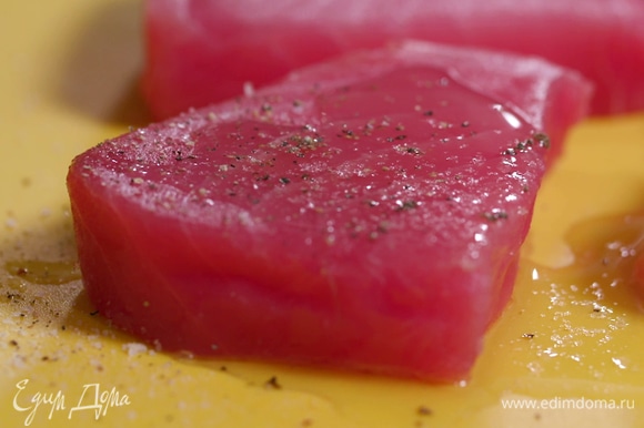 Стейки тунца полить оставшимся оливковым маслом, посолить, поперчить и пожарить на разогретой сковороде-гриль.