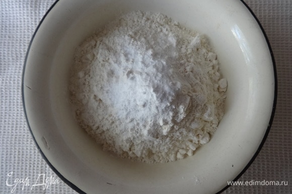 Сначала соединить часть сухих компонентов теста: муку, соду, разрыхлитель, соль. Перемешать. Сливочное масло для крема заранее достать из холодильника.