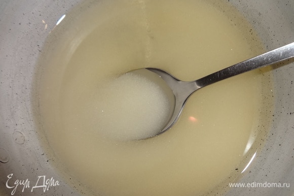 Для крема из воды и сахара сварить густой сироп.