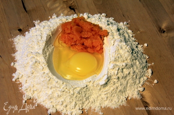 Оранжевое тесто делаем так же, только вместо томатной пасты добавляем пюре из тыквы.