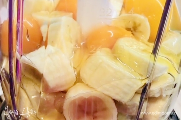 В чашу блендера кладем нарезанные бананы и разбиваем яйца.