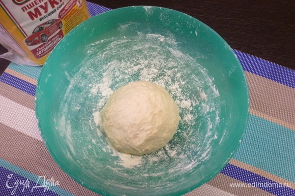 Вымешивать 2–3 минуты, получается довольно мягкое и податливое тесто средней плотности. Дать ему отдохнуть под полотенцем 10–15 минут, а пока займемся картофельной начинкой.