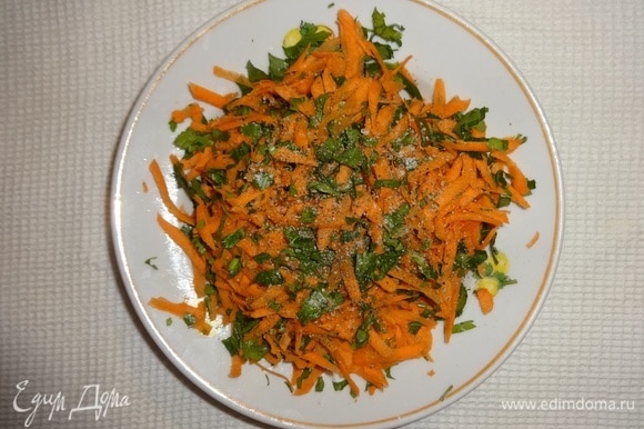 Соединить морковь и зелень, добавить соль, перец, перемешать.