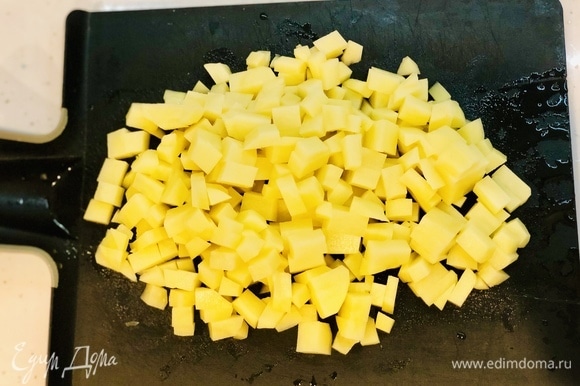 Нарезаем кубиками картофель и отправляем вариться в кастрюлю.
