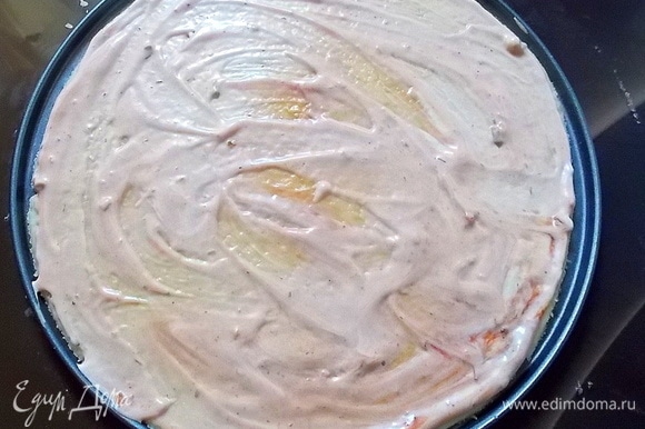 Раскатать тесто в круг и нанести по всей поверхности смесь кетчупа и майонеза.