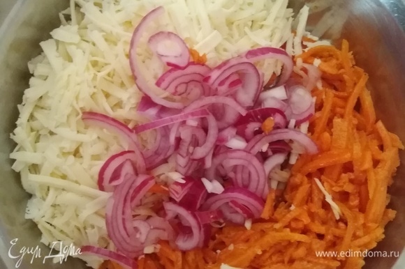 В миске смешать корейскую морковь, тертый сыр и маринованный лук.