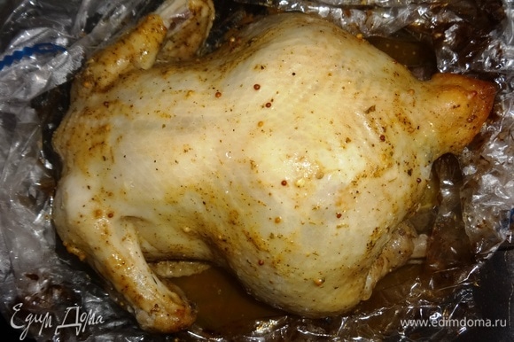Достать курицу из духовки, аккуратно разрезать рукав сверху. Поставить курицу в духовку еще на 15–20 минут для подрумянивания.