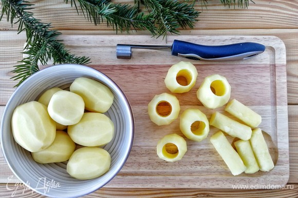 Очищенный картофель обсушить, с помощью ножа для удаления сердцевины у яблок вырезать посередине картофеля отверстия. Верх и низ картофеля нужно выровнять, если требуется. Я брала средний по размеру картофель, он быстрее приготовится.