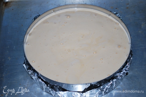 Наливаем тесто в форму (у меня форма диаметром 20 см) и выпекаем при 160°C до готовности примерно 50 минут.