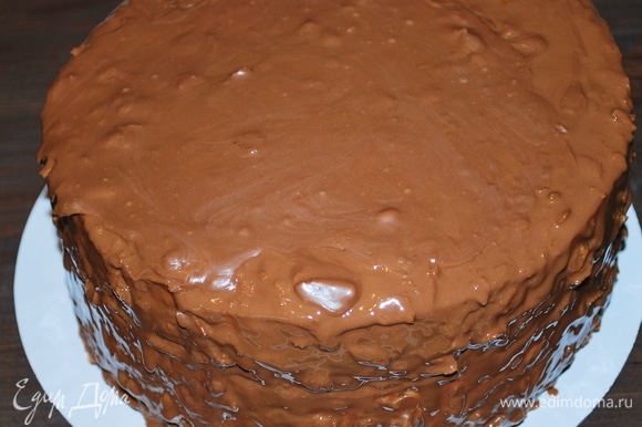 Шоколадной глазурью полила торт. Через час торт можно подавать к столу.