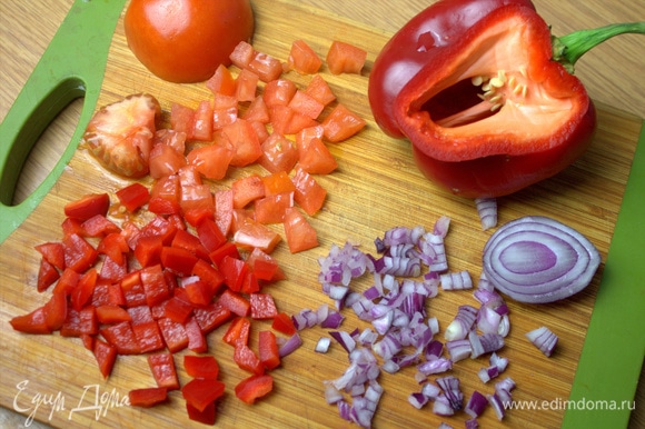 Подготовить, нарезать мелко овощи. Из томата удалить серединку и сок.