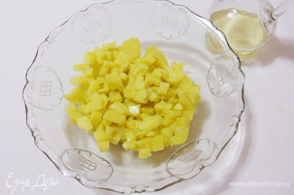 Переложить картофель в салатник, полить оставшимся оливковым маслом и белым винным уксусом.