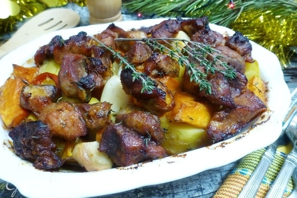 Вкуснейшая картошка с мясом и тыквой готова! Поверьте, это очень вкусно! Веселых и сытных вам праздников!