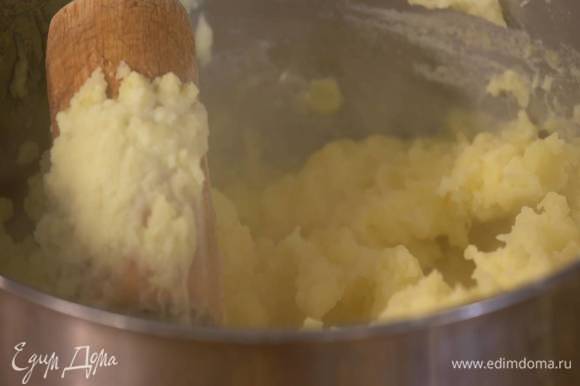 Горячий картофель слегка посолить, добавить сливочное масло и размять толкушкой, затем влить молоко и еще раз размять.