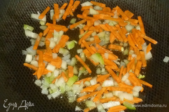 Лук мелко нарезать, морковь нарезать соломкой. В воке или большой сковороде разогреть масло. Обжарить, быстро помешивая, лук и морковь пару минут.