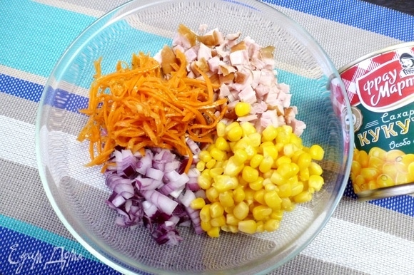 Выкладываем в салатник морковь по-корейски и кукурузу ТМ «Фрау Марта».