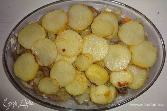 Обжаренный картофель выложить в форму поверх лука, немного посолить, посыпать перцем и тимьяном.