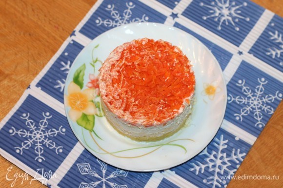Морковь + сметанная смесь. Снимаем формовочное кольцо и смазываем боковые стороны тортика сметанной смесью.