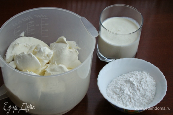 Для крема взбить сливочный сыр, холодные сливки, сахарную пудру и щепотку ванилина в пышную устойчивую массу.