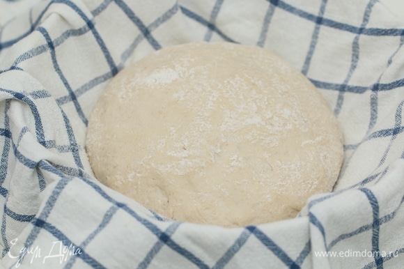 Через 20 минут разделить тесто на 2 части, сформовать хлеб и оставить еще на 1,5–2 часа в теплом месте для подъема. Этот процесс называется расстойка. Расстойку часто проводят в специальных корзиночках, но вместо них подойдут любые миски или дуршлаг, в которые надо постелить натертое мукой х/б или льняное полотенце.