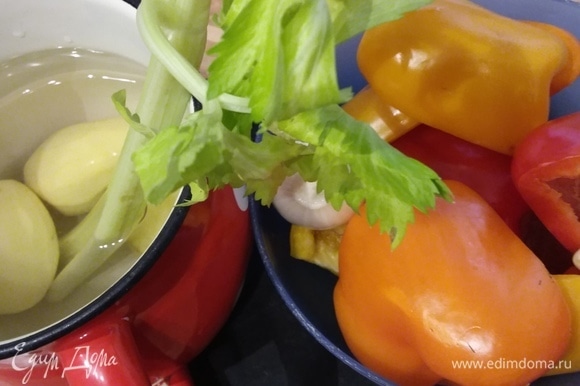 Подготовка продуктов. Овощи очистить и нарезать произвольно. Чем ярче цвета перцев, тем ярче цвет супа. Картофель понадобится крупный, 2 картофелины понадобятся позже.