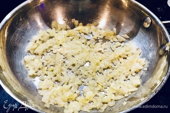 На сковороде сделать луковую зажарку на сливочном масле. Жарить лук до легкого золотистого цвета.