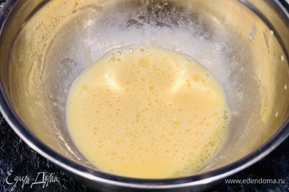 Яйцо взбить с небольшим количеством муки и немного добавить мацони-воды.