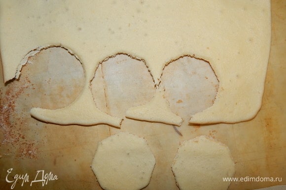 Бисквит остудить и вырезать кружочки размером с формочки для пирожных.