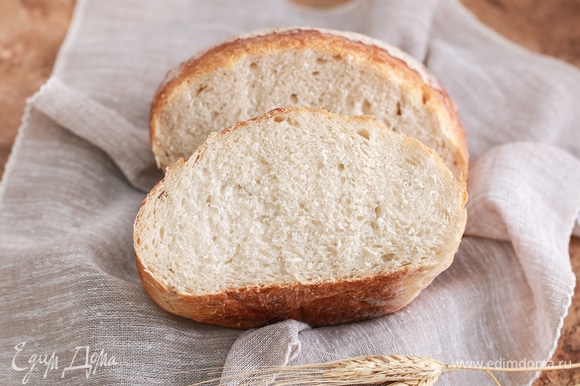 Вдохните аромат хлеба, прислушайтесь к его пению, дождитесь, пока остынет и наслаждайтесь вкусом домашнего хлебушка. Приятного аппетита!