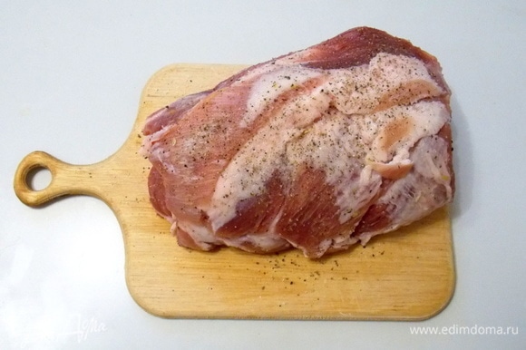Кусок мяса, корейка или шейная часть, вымыть и обсушить. Посолить, поперчить и оставить для маринования на 2–3 часа.