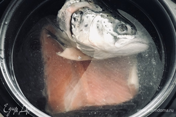 Рыбу предварительно отварить в течение 30 минут, добавив лавровый лист, перец, соль.
