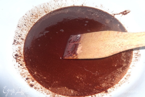 Всыпать в растопленный маргарин с медом порошок какао и тщательно перемешать лопаткой до исчезновения комочков.