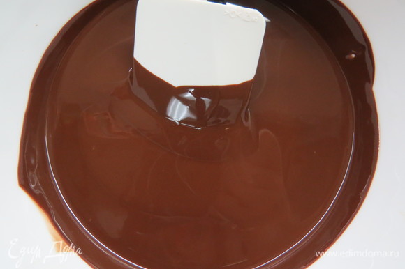 Готовим шоколадный ганаш для покрытия торта. Нагреть сливки почти до кипения, шоколад поломать и положить в кастрюльку со сливками. Подождать 2–3 минуты и энергично перемешать до однородного состояния. Накрыть пищевой пленкой и оставить стабилизироваться при комнатной температуре на несколько часов.