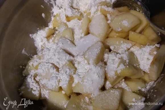 За это время очистить и нарезать яблоки. Смешать их с крахмалом и сахаром.