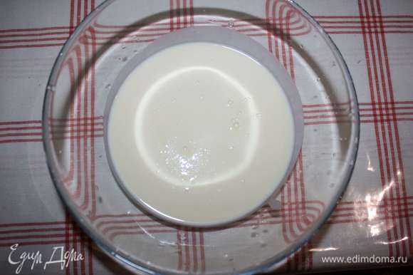 Приготовим заварной крем. Яйцо растереть с мукой, добавить постепенно 0,7 стакана молока. Смесь должна быть однородной.