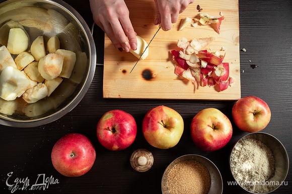 Яблоки почистите и нарежьте тонкими пластинками. Кладем к яблокам коричневый сахар, ванильный сахар, цедру и сок лимона, перемешиваем руками.