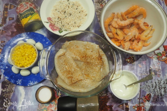 Посыпать солью и свежим молотым перцем. Яйца и креветки предварительно сварить. Рис отварить до полуготовности.