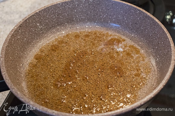 Растопить в сковороде кокосовое масло и кленовый сироп.