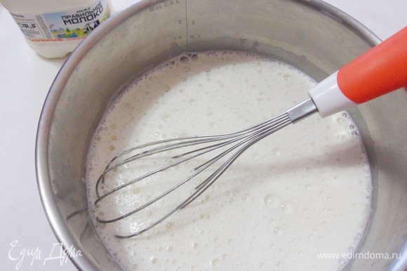 Остальное молоко налить в кастрюлю с толстым дном и нагреть на огне до горячего состояния. При активном непрерывном помешивании добавить в горячее молоко желтковую смесь.