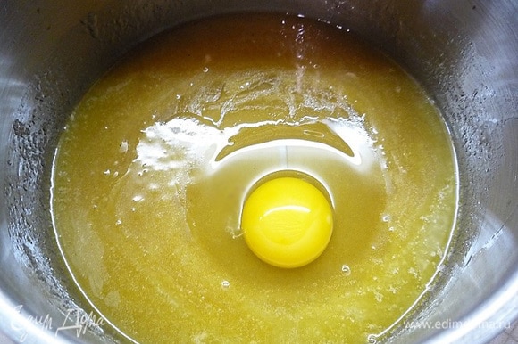 Затем добавляем яйцо и еще раз хорошо перемешиваем.