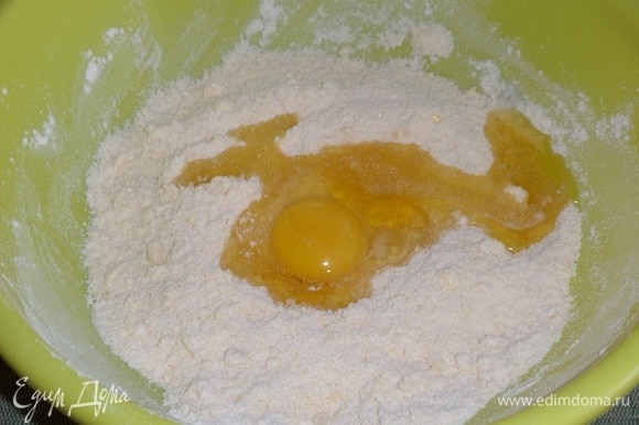 В чашку к тесту-крошке добавляем яйцо и мед.