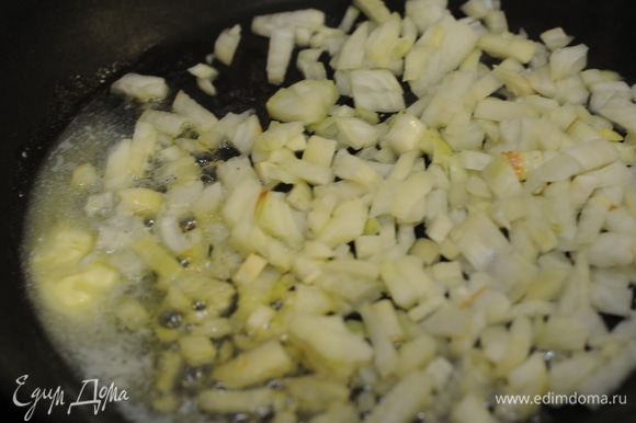 На сковороде растапливаем сливочное масло и пассеруем лук минуты 3–4.