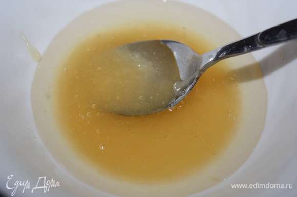 Далее соединим желатин и мед. Если мед густой, то его можно растопить на водяной бане.